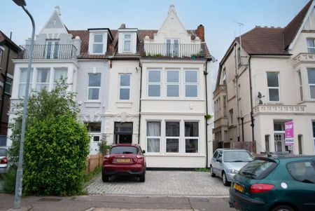 2 bedroom flat to rent - Photo 2