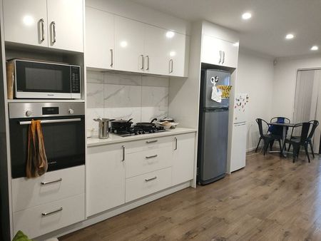 Ready to move in - 3 bedroom 2.5 bathroom - Photo 3