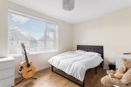 4 bedroom semi-detached house to rent - Photo 2