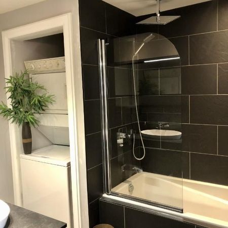 *** Tout meublé - Stationnement int. (optionel au besoin). - pas d'animaux - disponible à partir du 15 octobre 2025 *** - Photo 4