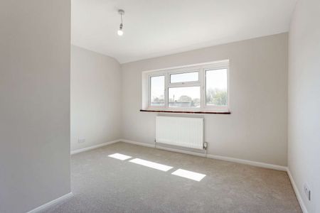 A beautifully refurbished cottage with far reaching views of the Hampshire countryside. *Please Note - We are aware that there is planning in the local vicinity https://pophamlogistics.co.uk - Photo 4