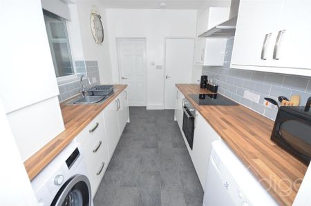 1 bedroom in a house share to rent - Photo 4