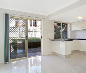 Spacious 3-Bedroom Townhouse – Pool, Tennis Court & Water Included - Photo 1