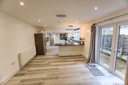 6 bedroom semi-detached house to rent - Photo 2