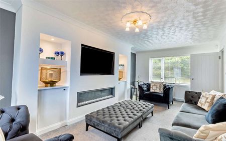 Exceptional five bedroom family home with garden & parking - Photo 2