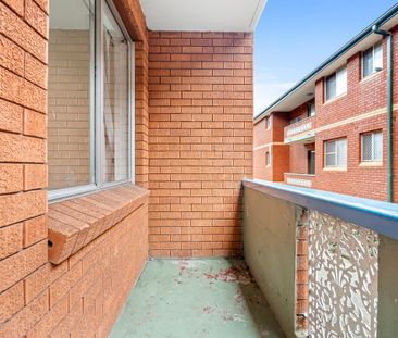 Fresh, Light-Filled Apartment in a Super Convenient Location - Photo 3