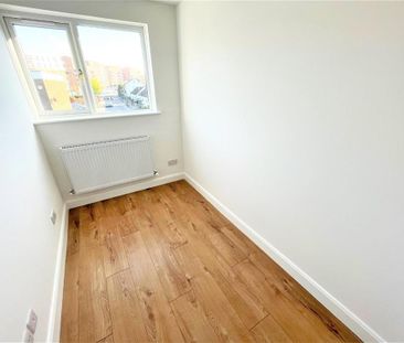 3 bedroom end of terrace house to rent - Photo 3