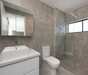 Stylish One-Bedroom Apartment with Superb Views & Unbeatable Location - Photo 6