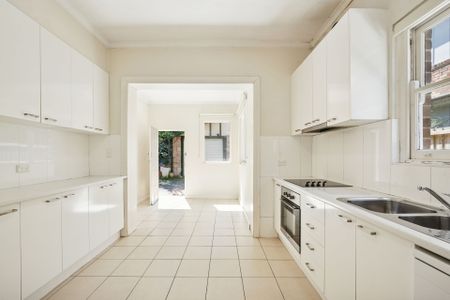 Spacious 2 Bedroom Apartment in the Heart of Waverley - Photo 2