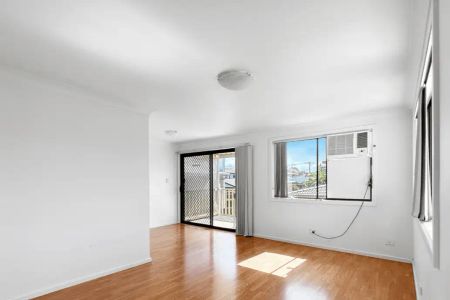 “3 Bedroom Home in Ultra-Convenient Location” - Photo 3