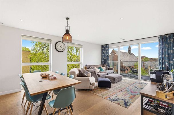 A spacious 2 bed apartment with a large balcony in the heart of Elephant & Castle. - Photo 1
