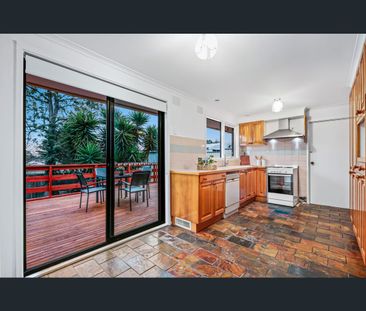 31 OAKTREE DRIVE, Hampton Park, Vic 3976 - Photo 2
