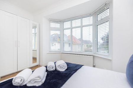 3 bedroom flat to rent - Photo 4