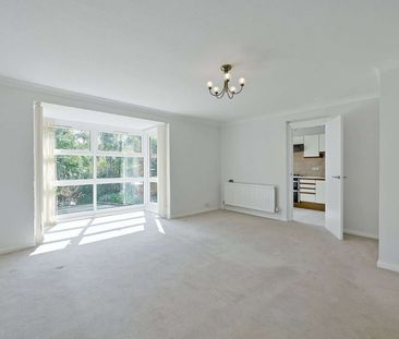 A light and well-positioned apartment in a much sought after privat... - Photo 1
