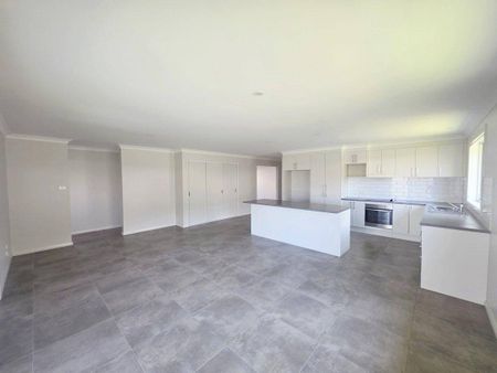 Modern Four Bedroom Family Home - Photo 3