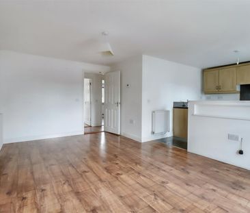 2 Bedroom Flat / Apartment to let - Photo 3