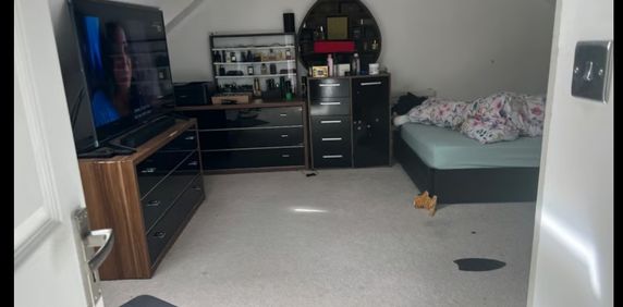 Room in a Shared House, Stockingstone Road, LU2 - Photo 2