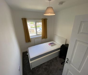 4 bedroom semi-detached house to rent - Photo 4