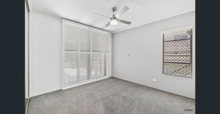 SPACIOUS TWO BEDROOM APARTMENT WITH HUGE OUTDOOR DECK - WALK TO BEACH! - Photo 3