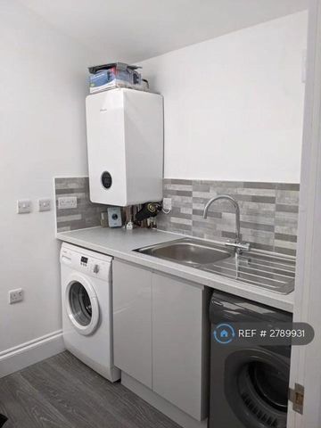 1 bedroom in a house share to rent - Photo 5