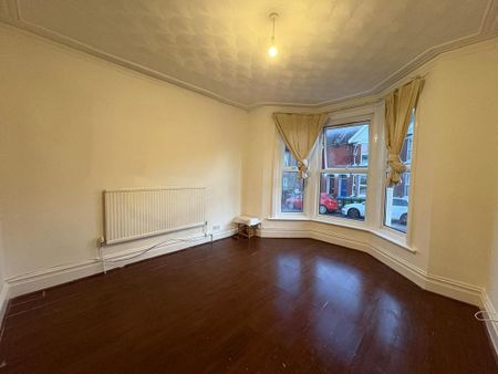 6 bedroom semi-detached house to rent - Photo 2