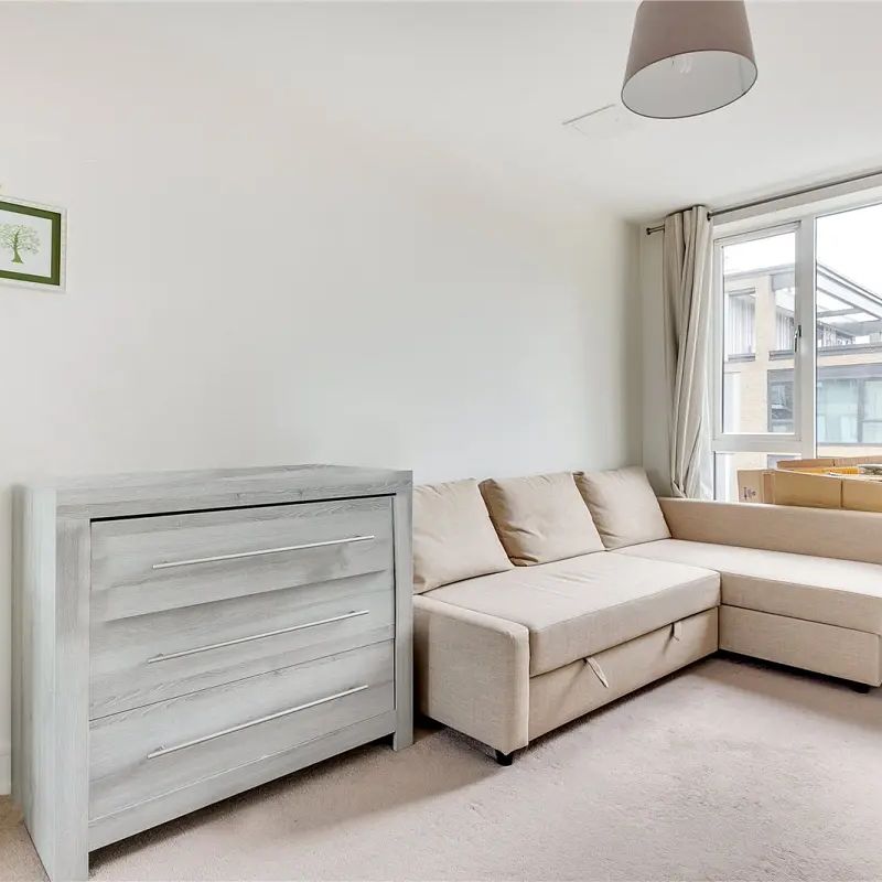 2 bedroom flat in London - Photo 1