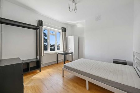 3 bedroom flat to rent - Photo 4