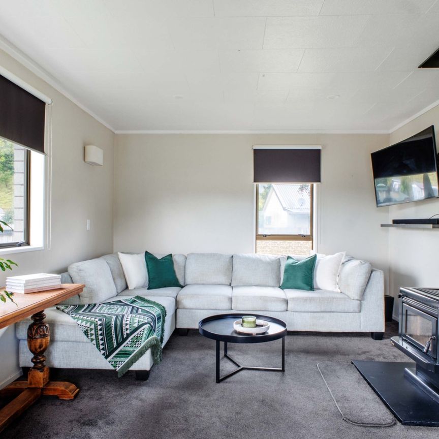 Renovated Hillside Home - Kawerau - Photo 1