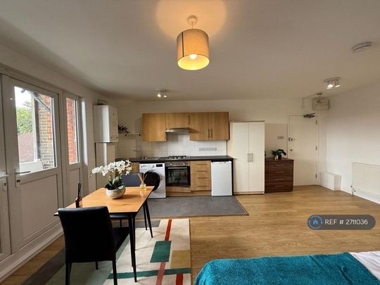 Studio to rent - Photo 1