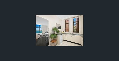 Spectacular water front views in a contemporary spacious apartment - Photo 3