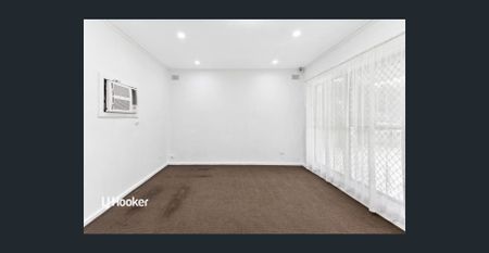 Charming 3- bedroom home - Photo 3