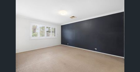 Spacious Three-Bedroom Townhouse with Double Garage in Marsfield - Photo 2