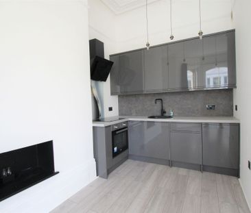 2 bed flat to rent in Warrior Gardens, St. Leonards-On-Sea, TN37 - Photo 5