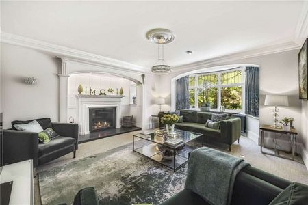 An exceptional period residence with contemporary extension in a prime Hale location. - Photo 4