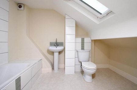 2 bedroom flat to rent - Photo 2