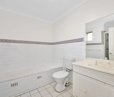 Modern 3-Bedroom Townhouse with Private Entrance & Superb Convenience - Photo 4