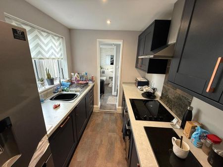 3 bedroom end of terrace house to rent - Photo 3