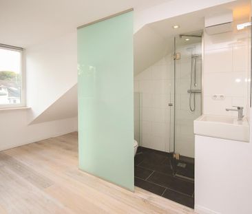 Traumhaftes Dachgeschoss-Loft mit offener Galerie und Einbauküche - Photo 3