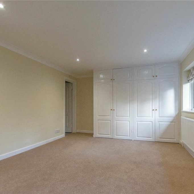 4 bedroom end of terrace house to rent - Photo 1