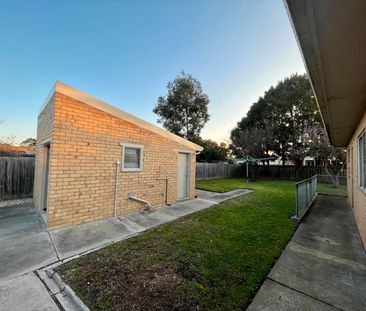 THREE BEDROOM HOME IN CENTRAL LOCATION - Photo 6