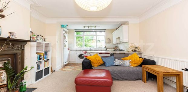 Great size one bed set within a period house. - Photo 1