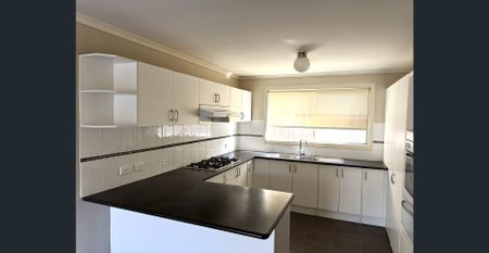 Located in a quiet street, close to schools, shops & freeway - Photo 5