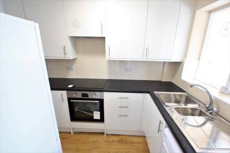 Newsham Road, Woking, Surrey, GU21 - Photo 5