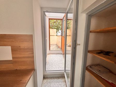 NIMES- MAGNIFIQUE MAISON DE VILLE T3 DE 60 M2 AVEC COUR , - Photo 2
