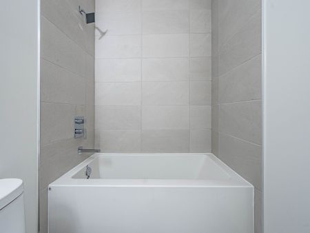 For Lease - 2075 King Road Unit# 119, King, Ontario - Photo 4