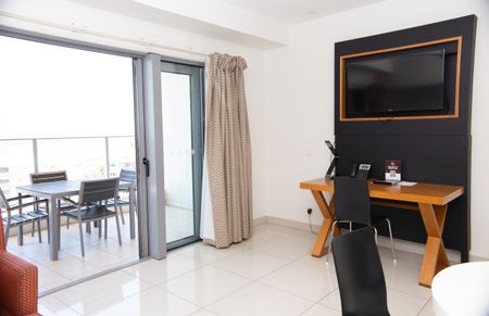Short-Term Lease | Open-Plan 1-Bedroom Studio in Darwin CBD - Photo 2