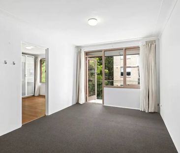 Private Top-Floor Apartment with Village Convenience - Photo 2