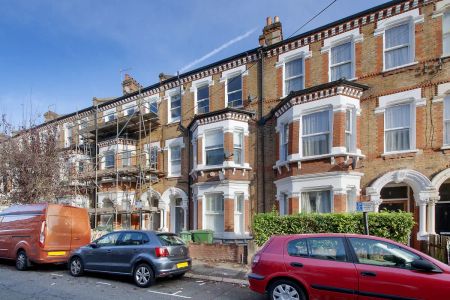 2 bedroom flat in Clapham - Photo 2