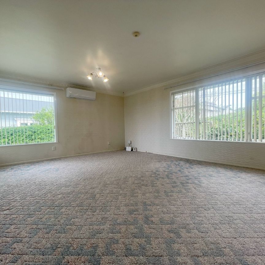 Sunny cozy two bedroom unit in a sought-after Royal Oak. - Photo 1