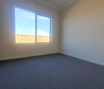 **Modern Comfort in Truganina: Stylish 4-Bedroom Family Home** - Photo 6